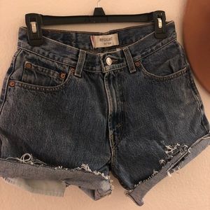 Levi's Frayed Denim Shorts🌻